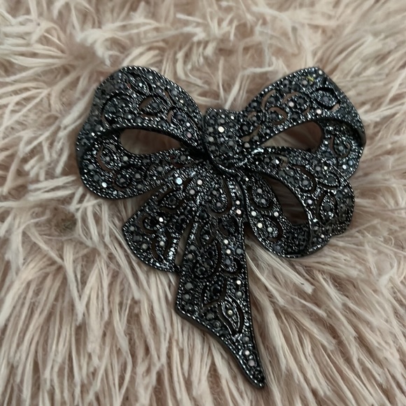 Black Alloy Bow Brooch - Picture 2 of 3